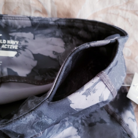 Old Navy Active Floral Mid-rise Fitted Crops - Picture 4 of 7